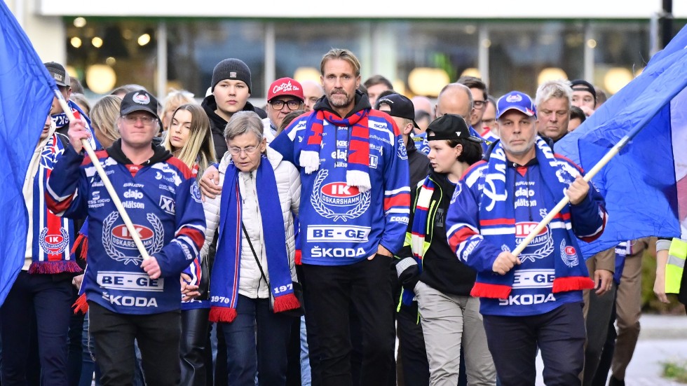 En kortege med Per Sandberg, bror till den mördade Ulf Sandberg längst fram, marscherar från Stora torget till arenan i Oskarshamn för att hedra den mördade hockeysupportern Ulf Sandberg.