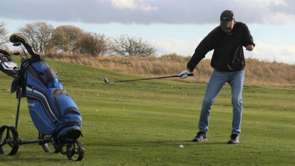 TV Se 69årige Kjell Nilsson golfa med bara en arm "Jag är född så