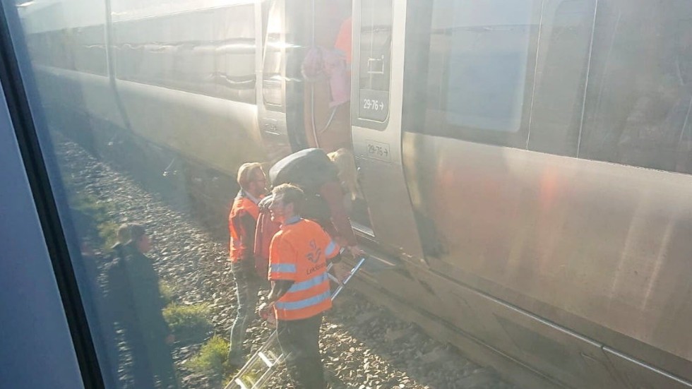 Tåget har stannat mitt på spåret och evakueras efter ett fordonsfel.