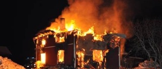 Tvåvåningsbyggnad totalförstörd i brand
