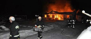 Familj hemlös efter häftig villabrand