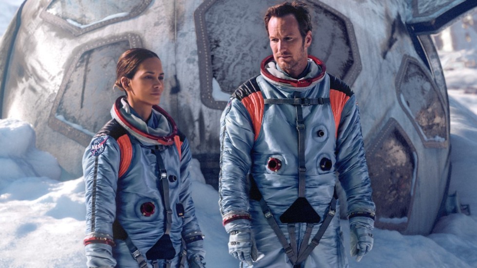 Astronautkollegorna Halle Berry och Patrick Wilson måste resa ut i rymden för att rädda mänskligheten i bottennappet "Moonfall".