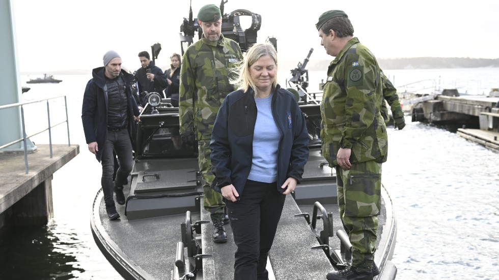 Statsminister Magdalena Andersson (S) kliver av stridsbåt 90 under ett besök på Berga Örlogsbas i Haninge på onsdagen.