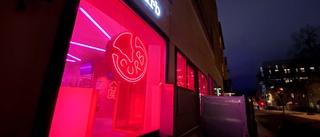 Rosa neon, "spökkök" och snabbmat – ny restaurangkedja har smygöppnat