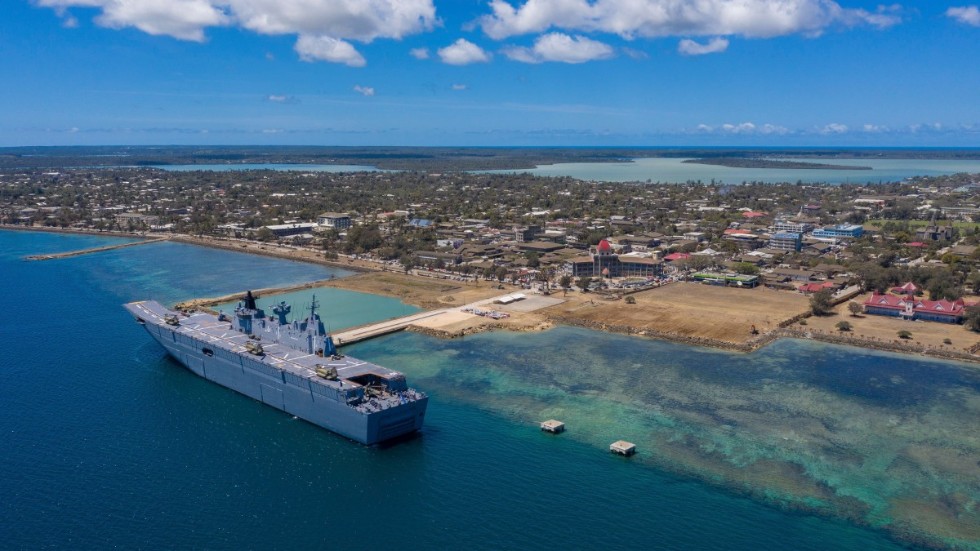 Det australiska helikopterhangarfartyget HMAS Adelaide ligger vid kajen i Nuku'alofa, Tonga.