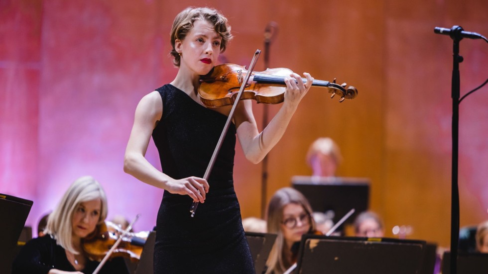 Violinisten Alva Holm är vinnaren av Kungliga Musikaliska Akademiens tävling Solistpriset 2022. Pressbild.