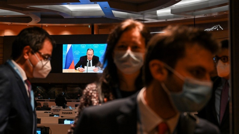 Ett fåtal diplomater stannade kvar när den ryske utrikesministern Sergej Lavrov talade via video på en säkerhetskonferens i Genève.