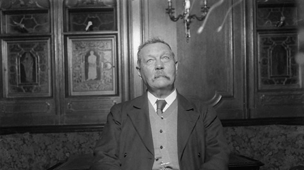 I "Obscuritas" lånar David Lagercrantz friskt från Arthur Conan Doyles berömda romanfigur Sherlock Holmes till sin egen bokhjälte Hans Rekke. Här en bild på Conan Doyle från 1922.