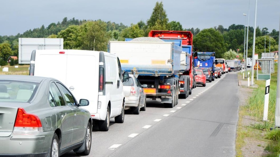 Sommarköerna genom Söderköping ringlar sakta, mycket sakta. Lika långsamt skyndar Trafikverket och våra folkvalda mot en lösning, skriver signaturen En bro är billigare och bättre.