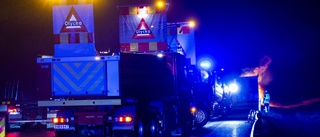 Lastbilssläp i lågor – E4 mot Nyköping fick stängas