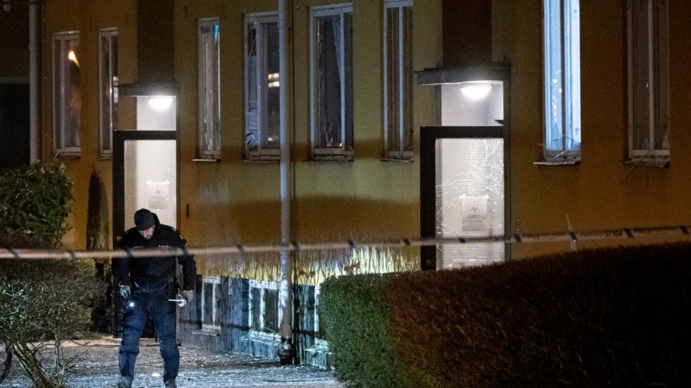Polisavspärrningar och bombtekniker på plats på Esplanaden i Åstorp efter en explosion tidigt på torsdagsmorgonen.
