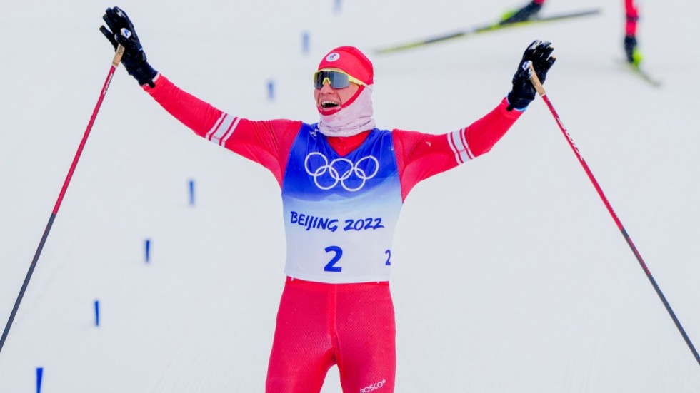 Ryske skidstjärnan Aleksander Bolsjunov tog OS-guld på tremilen i Peking förra året.