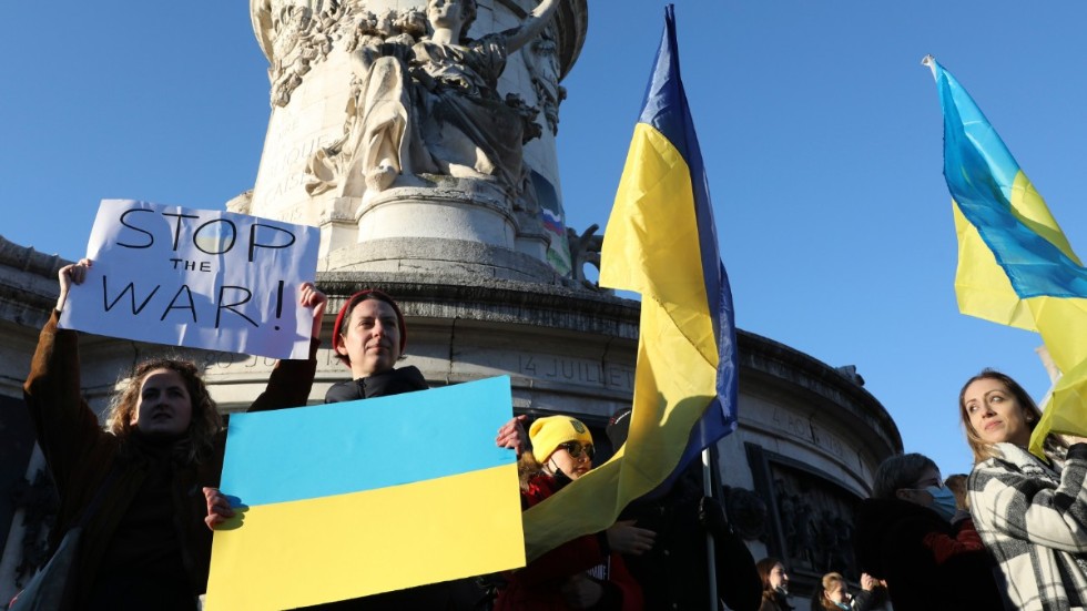Manifestationer för Ukraina hölls över hela världen på lördagen, som här på Place de la republique i Paris. 