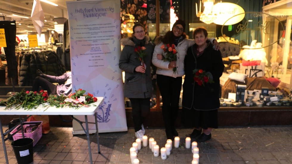 Med röda rosor och ett flammande hjärta av ljus, ville Sara Granberg, Elaine Sanchez och Christel Rüdiger uppmärksamma FNs speciella dag mot mäns våld mot kvinnor.