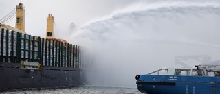 Eldhärjade fartyget ska till hamn i Göteborg