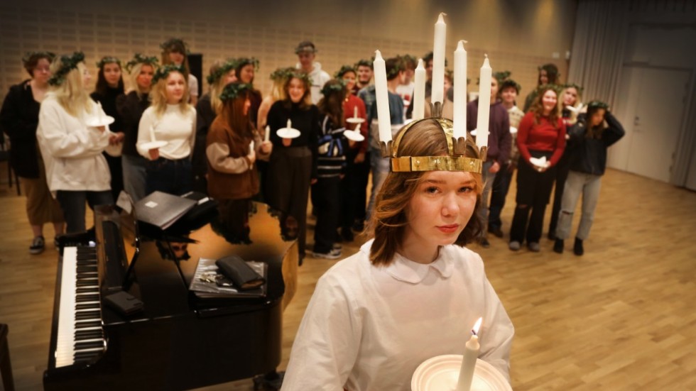 Wisbygymnasiets estetelever bjuder på årets livsända luciafirande och årets Lucia är Märta Berg.
