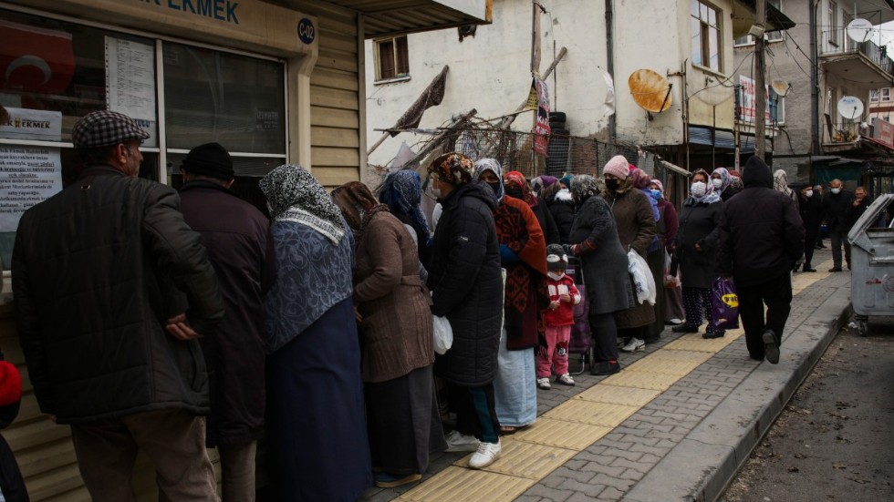 Kö för att köpa bröd i huvudstaden Ankara den 1 december. Matpriserna har skjutit i höjden till följd av Erdogans ständigt sänkta styrräntor.