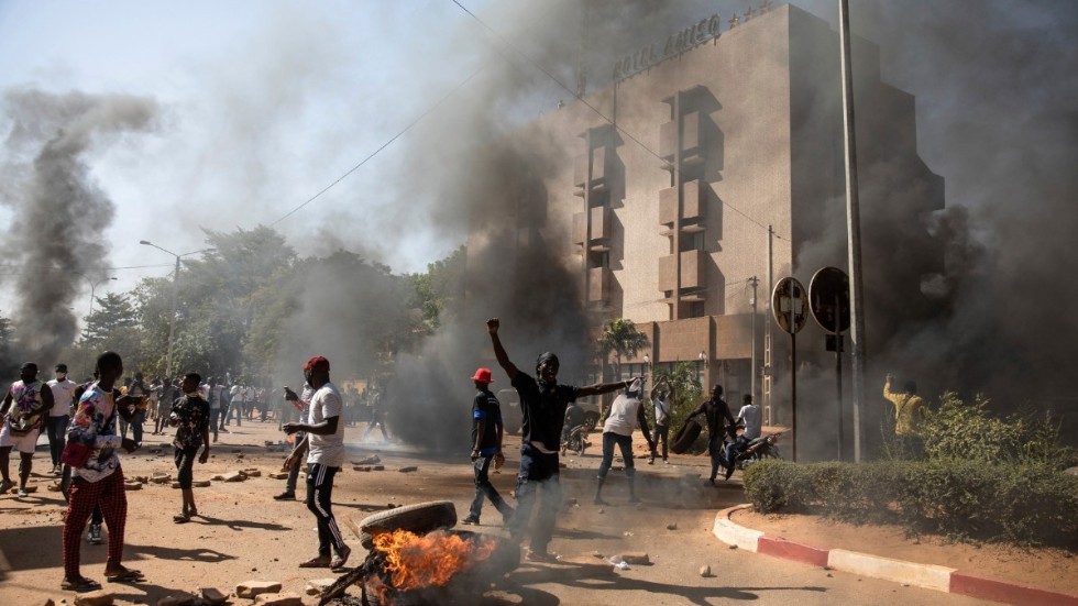Demonstranter i Burkina Fasos huvudstad Ouagadougou i slutet av november som krävde att landets ledare avgår efter en dödlig jihadistattack. Arkivbild.
