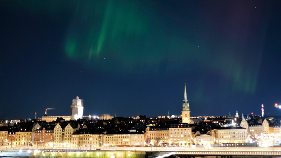 Ett ovanligt stort norrsken syntes fredagen den 14 januari 2022 långt ned över södra Sverige, bland annat över Stockholm. Skenet skapas åtta mil eller längre upp över jordens yta, när partiklar från solen träffar magnetfältet.