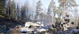 Sommarstuga utanför Malmköping brann ner till grunden