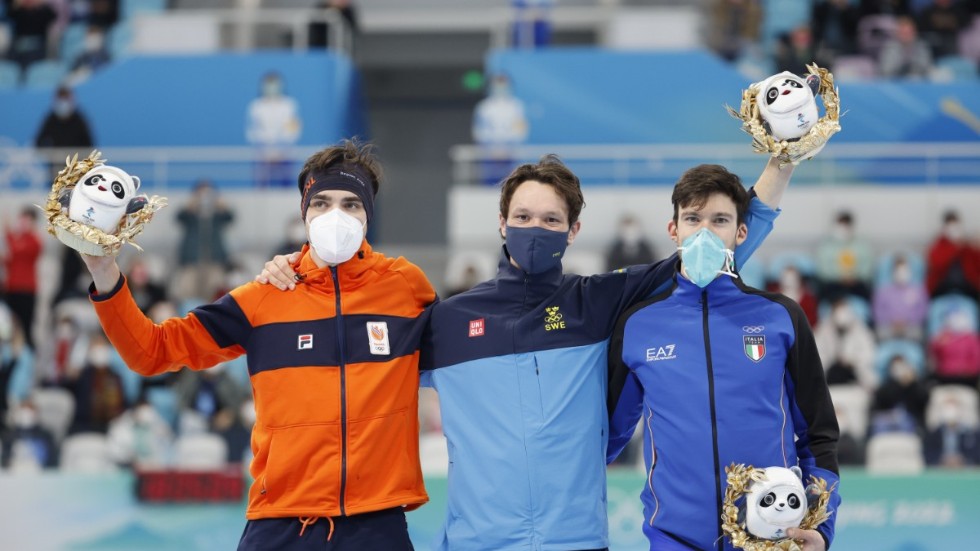 Nils van der Poel (mitten) tar OS-guld, sätter nytt världsrekord och olympiskt rekord, Patrick Roest från Nederländerna (tv) tar OS-silver och Davide Ghiotto från Italien tar OS-brons.