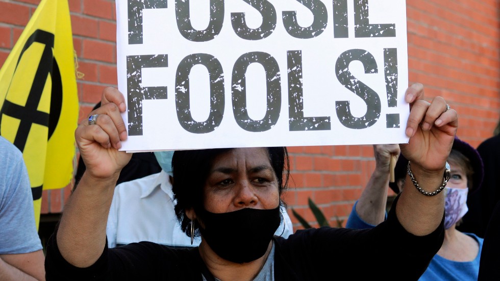 Klimataktivist i Sydafrika protesterar mot användandet av fossila bränslen Spänningarna i världen lär öka i takt med att planeten bli varmare. Arkivbild.