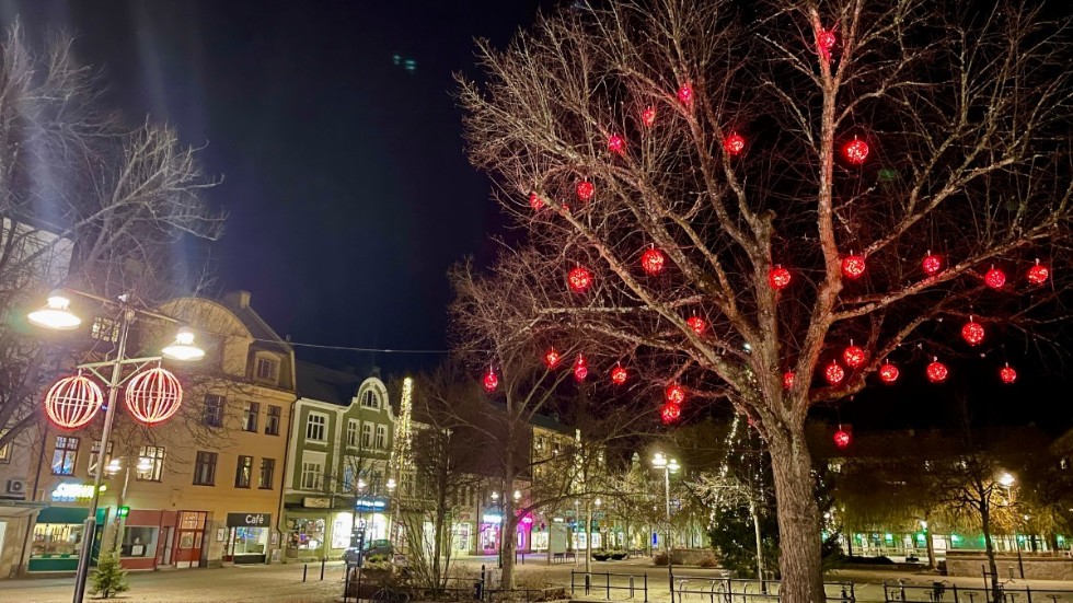 Belysning kan vara både estetiskt och praktiskt. Men ska elpriserna hållas nere bör Katrineholms kommun spara på julbelysningen i vinter.