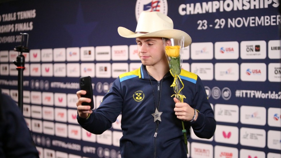 Truls Möregårdh poserar med silvermedaljen efter att ha förlorat VM-finalen i bordtennis mot världsettan Fan Zhendong.