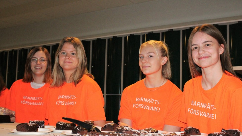 I orangea t-shirts med trycket "Barnrättsförsvarare" engagerade sig beteendevetarna till förmån för Musikhjälpen. Men även under resten av året sprider de kunskap ute i skolorna i kommunen.