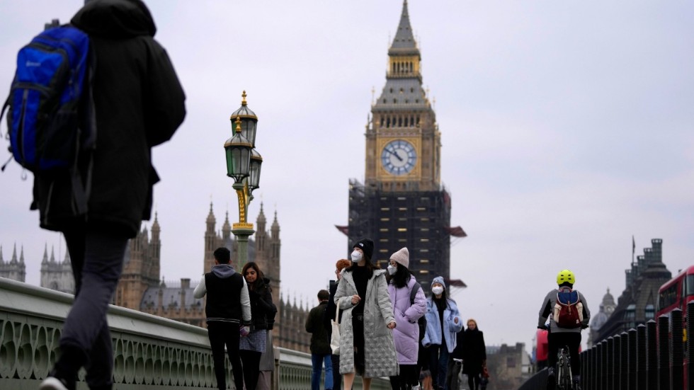Ännu flanerar turister på Westminster Bridge i London. I bakgrunden Big Ben, som genomgår en flerårig renovering.