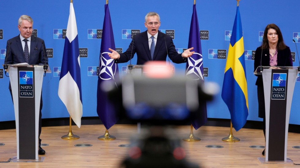 Finlands utrikesminister Pekka Haavisto, Natos generalsekreterare Jens Stoltenberg och Sveriges utrikesminister Ann Linde håller presskonferens i Bryssel.