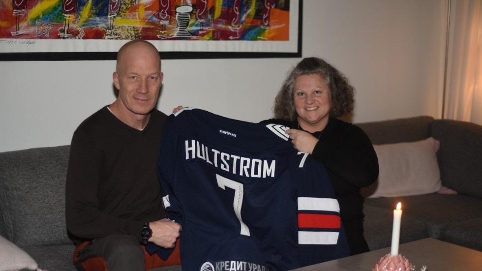 Michael och Mia Hultström kommer att sitta bänkade i TV-soffan under OS för att följa sonen Linus i Tre Kronor.