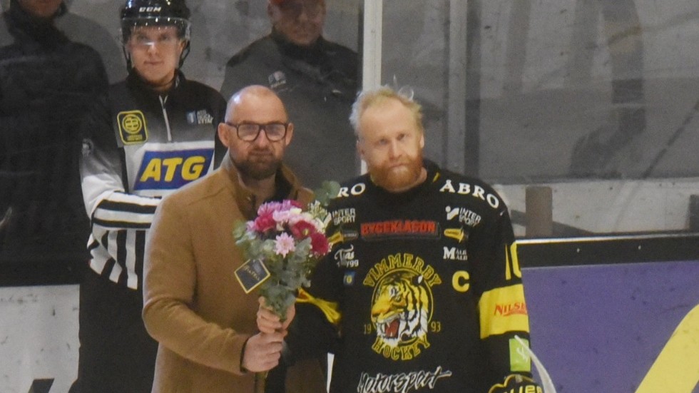 VH:s lagkapten Jakob Karlsson uppmärksammades innan matchen med en blomma från klubbchefen Morgan Persson. Matchen mot Huddinge var hans 300:e för moderklubben.