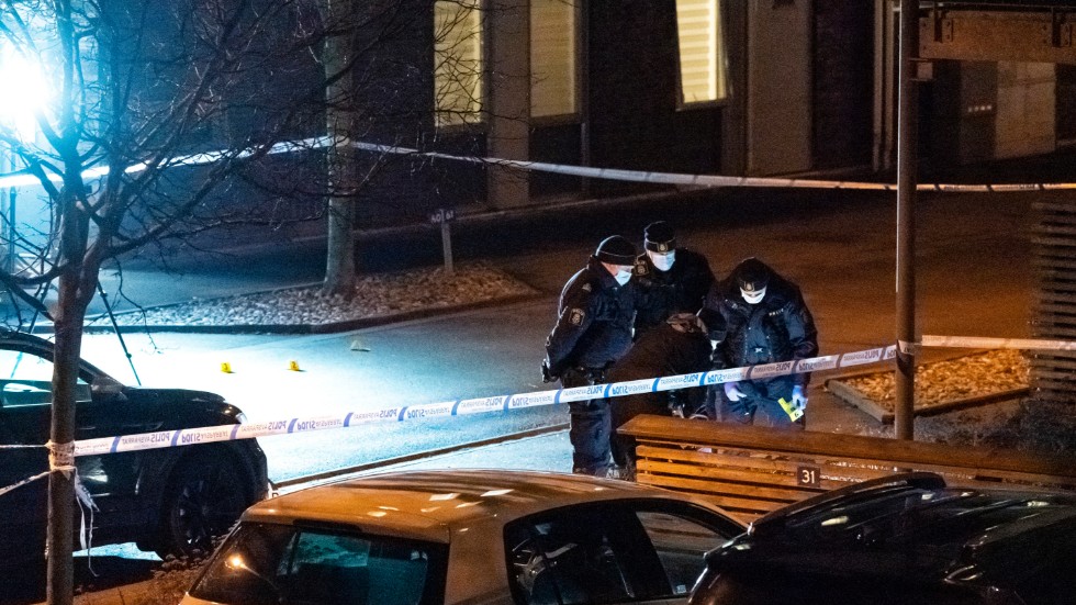 I mitten av december: Polisens kriminaltekniker arbetar innanför avspärrningarna i Bunkeflostrand söder om Malmö efter det att en man skjutits till döds utomhus. Arkivbild.