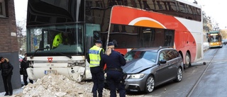 Mannen kan straffas efter biljakten: Flydde från polisen – körde rakt in i en buss