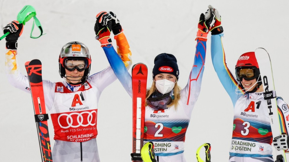 Mikaela Shiffrin, i mitten, tog sin 47:e världscupseger i slalom när hon vann i Schladming före Petra Vlhova och Lena Dürr, till höger.