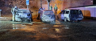 Tre bilar totalförstörda i brand i Navestad 