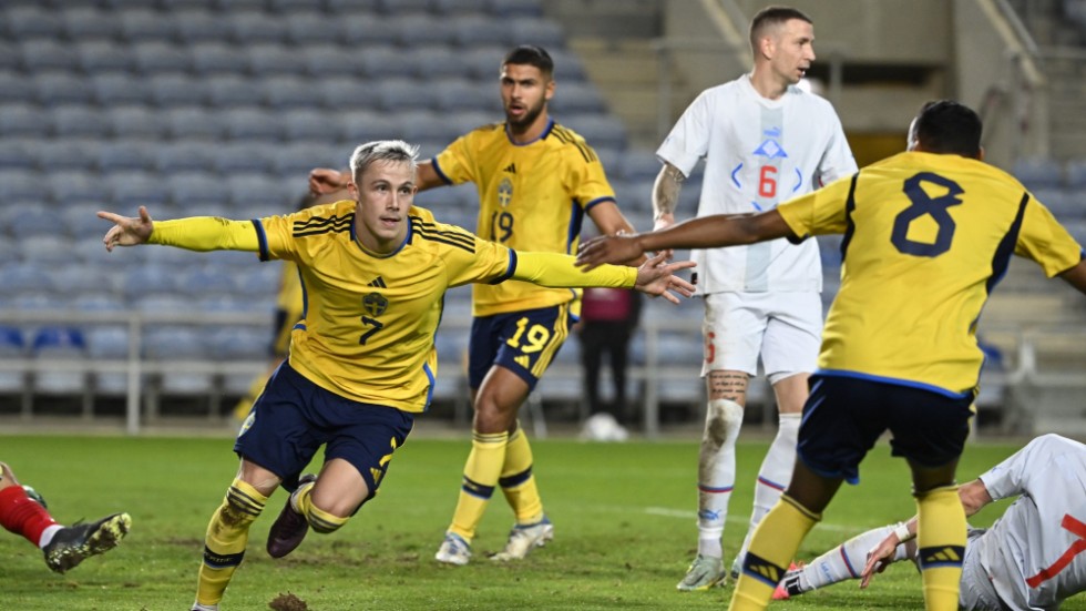 Sveriges Jacob Ondrejka (nummer 7) jublar med Bilal Hussein (8) efter att ha satt avgörande 2–1 mot Island på Estádio Algarve i Faro.