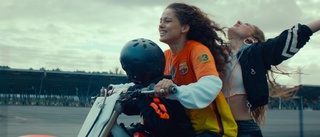Revolutionerande porträtt av ung tjej på motorcykel i underbara "Rodeo"