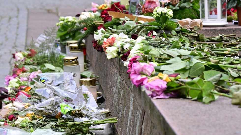 Blommor och ljus på en minnesplats för den 21-åriga kvinnan som hittades död i Vetlanda. Arkivbild.
