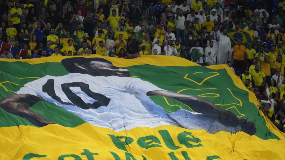 Under en av Brasiliens matcher under fotbolls-VM i Qatar hyllade fansen Pelé med en stor flagga på kortsidan med välgångsönskningar till fotbollslegendaren. Arkivbild.