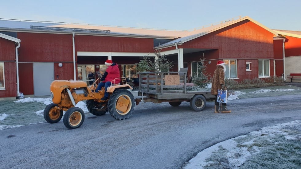När snön uteblev fick tomten ta traktorn till äldreboendet. 
