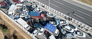 Hundratals bilar i masskrock i Kina – en död