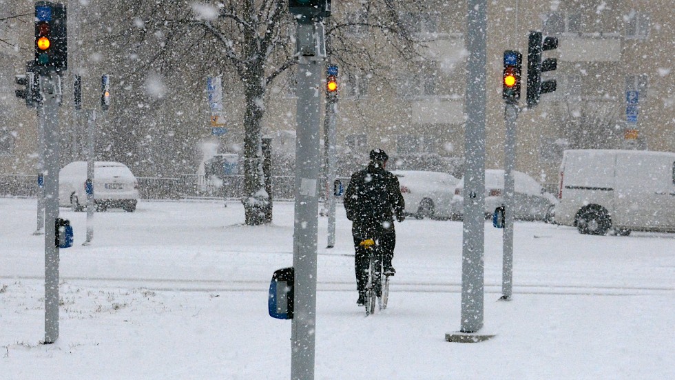 Snöfall på ingång – varning för besvärligt väglag
