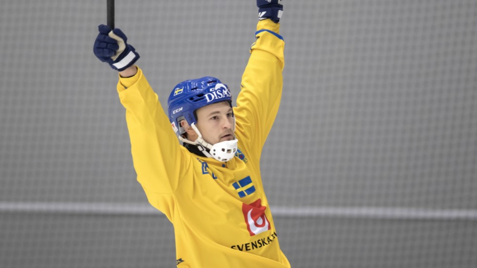Sverige med Christoffer Edlund stormar vidare i bandy-VM. Arkivbild.