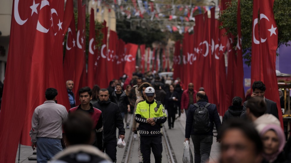 Turkiska flaggor kantar gågatan Istiklal, som leder till det berömda Taksimtorget, dagen efter terrordådet i Istanbul.