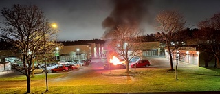 Bil brann på parkering – polisen misstänker brott