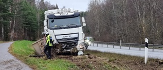 Lastbil med släp körde i diket – vägen stängdes av