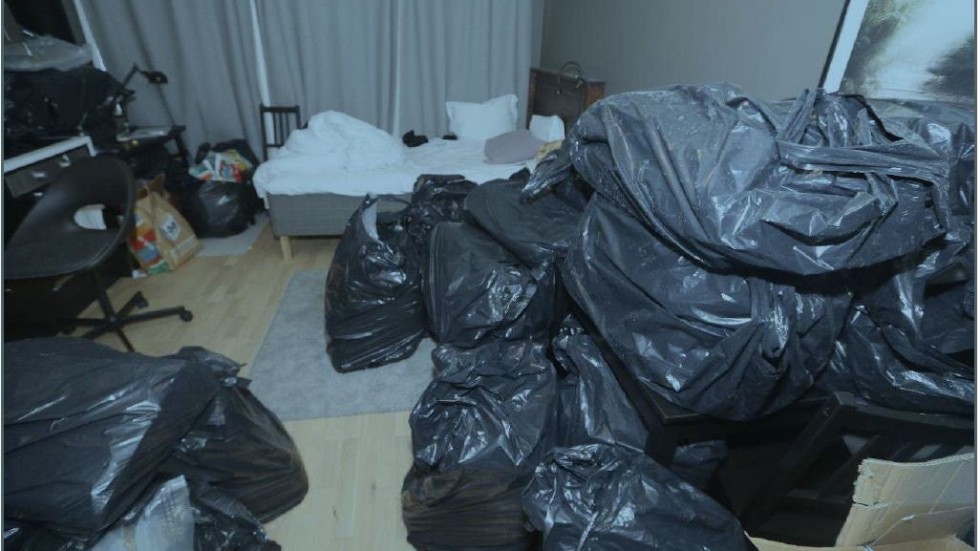Lägenheten var full av sopsäckar fyllda med olika typer av narkotika.