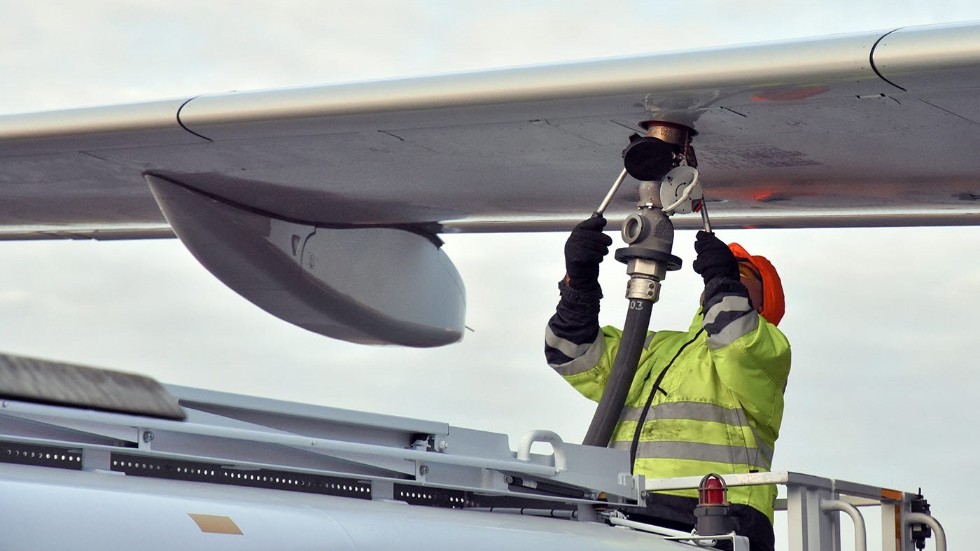 Sedan 2016 har Swedavia årligen upphandlat hållbart bioflygbränsle, så kallat SAF (Sustainable aviation fuel), för samtliga av bolagets egna tjänsteresor med syfte att minska de fossila koldioxidutsläppen. Inom ramen för upphandlingsinitiativet erbjuds också andra organisationer och företag att delta. 